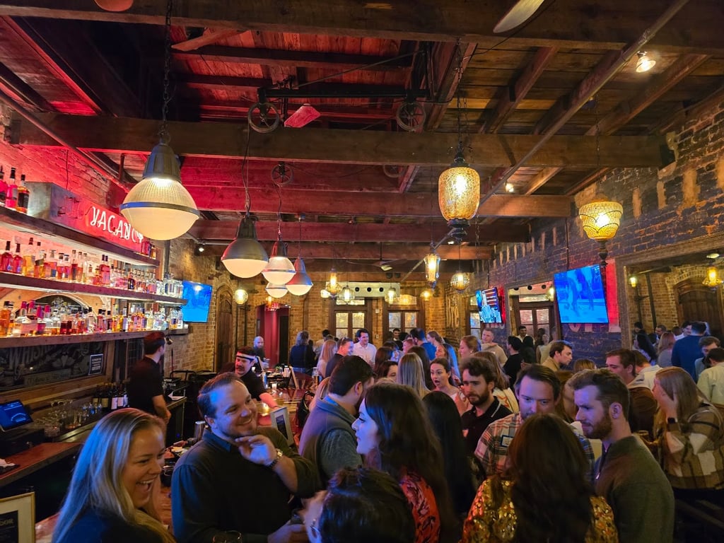 Un bar partenaire animé lors d'une soirée