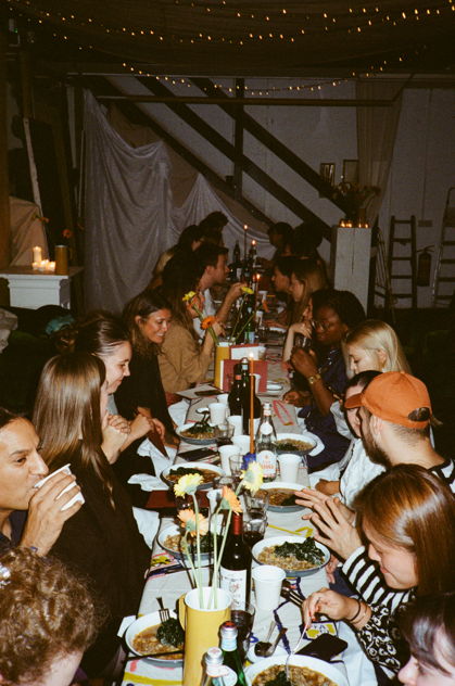 Un grand dîner convivial réunit des convives autour d'une longue table